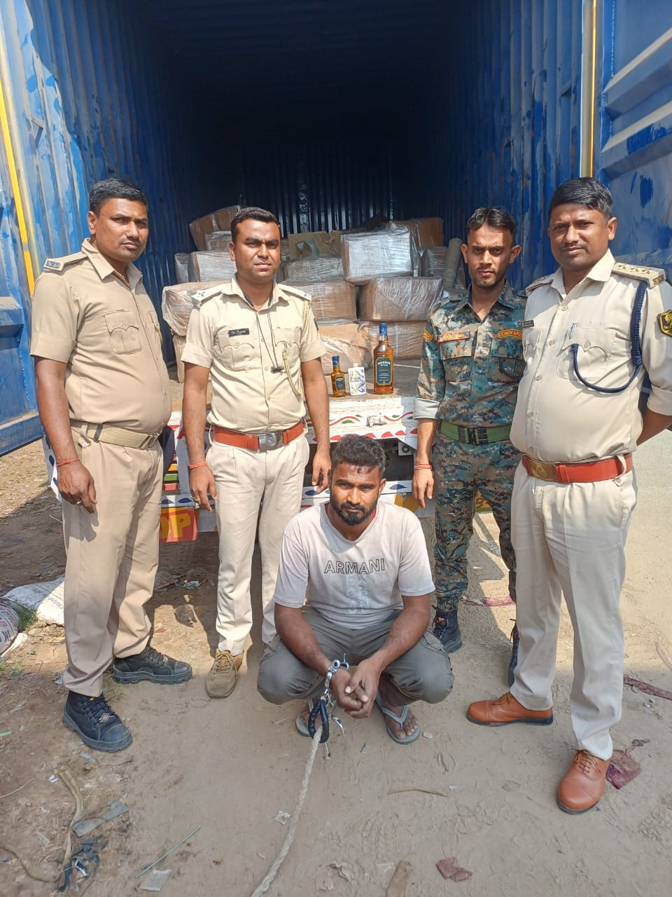 बक्सर पुलिस की बड़ी कार्रवाई: कंटेनर में टॉयलेट क्लीनर की आड़ में छिपी शराब बरामद, तीन तस्कर गिरफ्तार