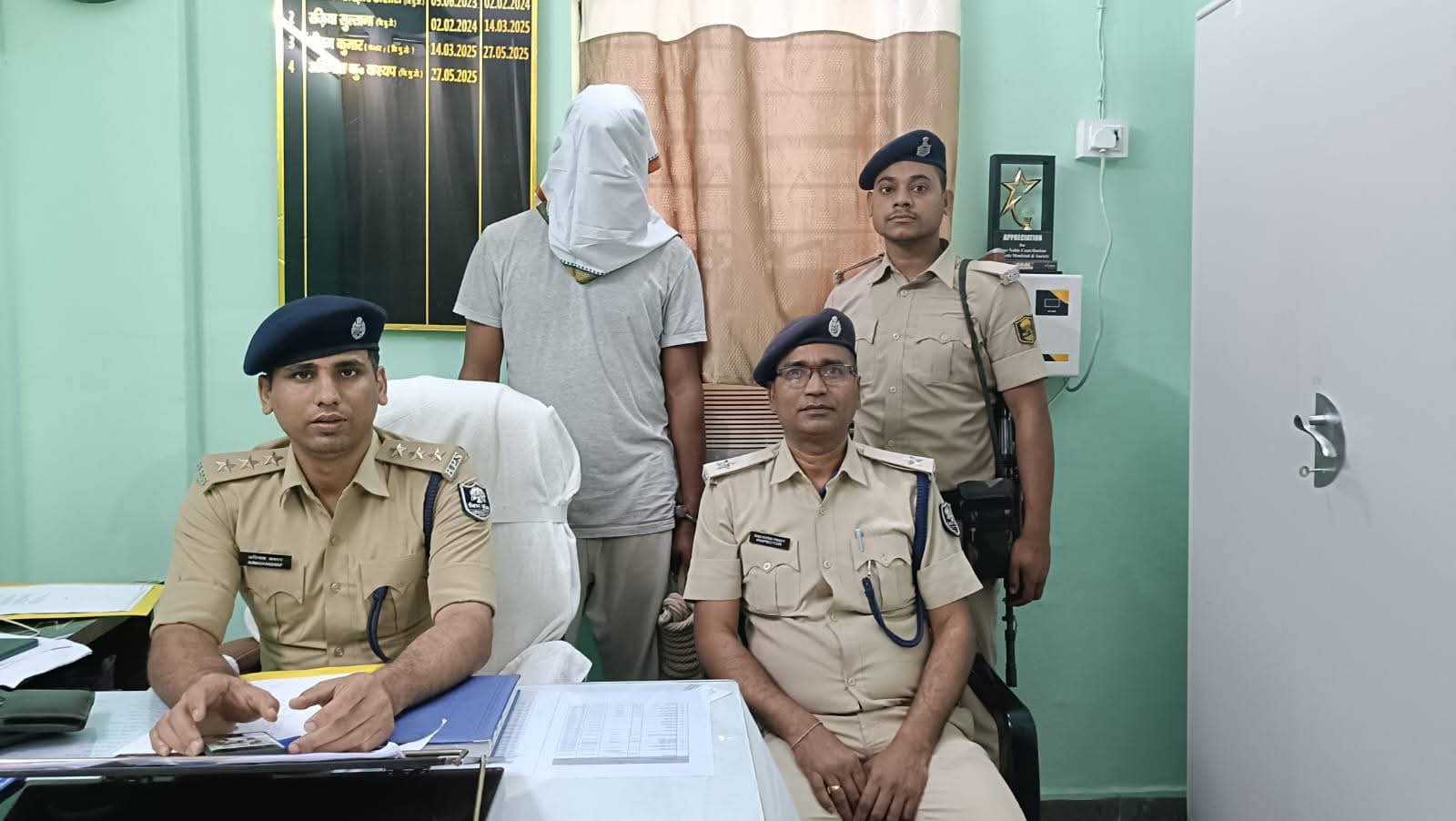 बक्सर: ग्रामीण क्षेत्रों को केंद्र बना चल रहे बड़े साइबर ठगी रैकेट का भंडाफोड़, एक आरोपी गिरफ्तार, लाखों के ट्रांजैक्शन का खुलासा