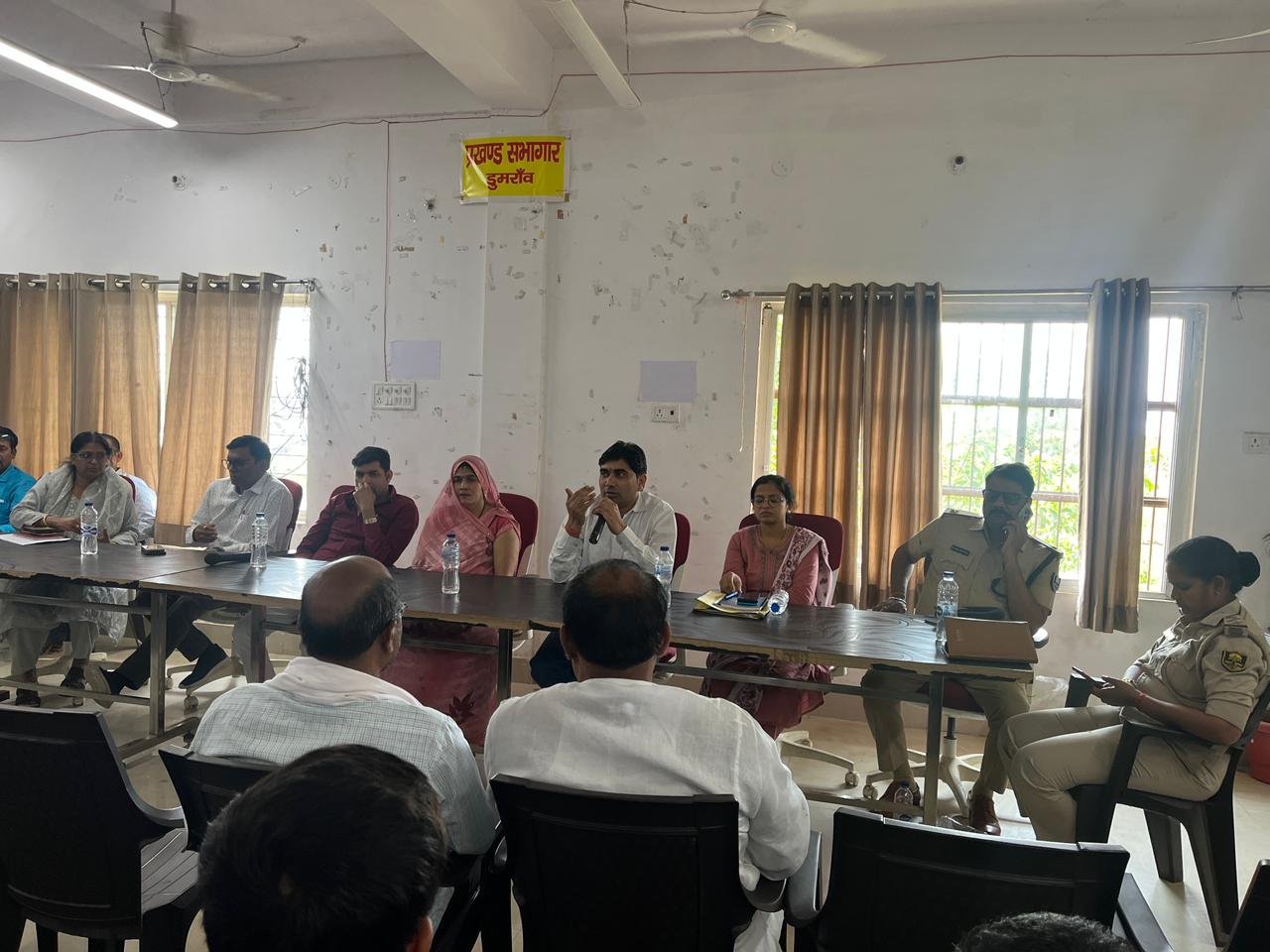 डुमरांव प्रखंड में कोरम के अभाव में पंचायत समिति की बैठक स्थगित। 21 में से केवल 11 सदस्य पहुंचे, अब 2 अप्रैल को दोबारा बुलाई गई बैठक। पूरी रिपोर्ट यहाँ पढ़ें।