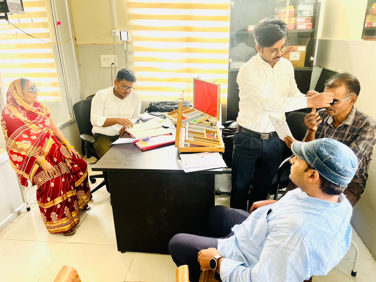 डुमरांव बुनियाद केंद्र में एक माह का विशेष नेत्र जांच शिविर शुरू, मुफ्त जांच के साथ चश्मों का भी वितरण