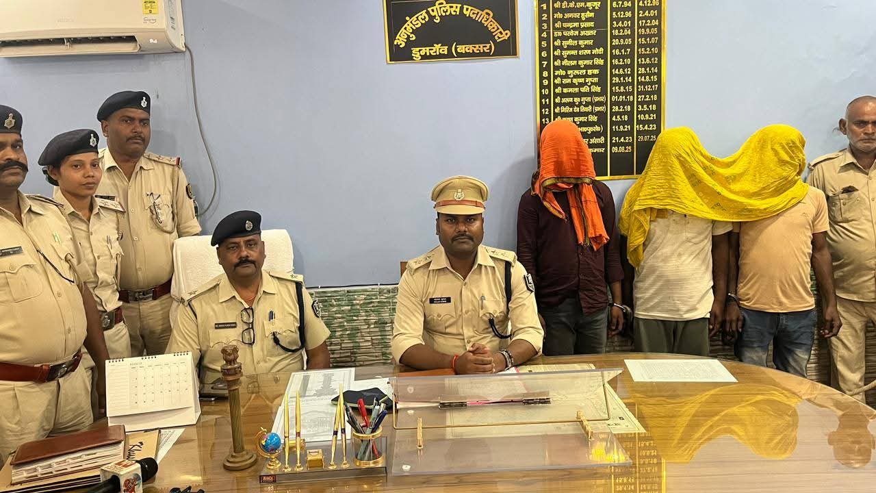 बक्सर पुलिस की बड़ी कार्रवाई: 79 किलो गांजे के साथ 3 तस्कर गिरफ्तार, सफेद कार जब्त