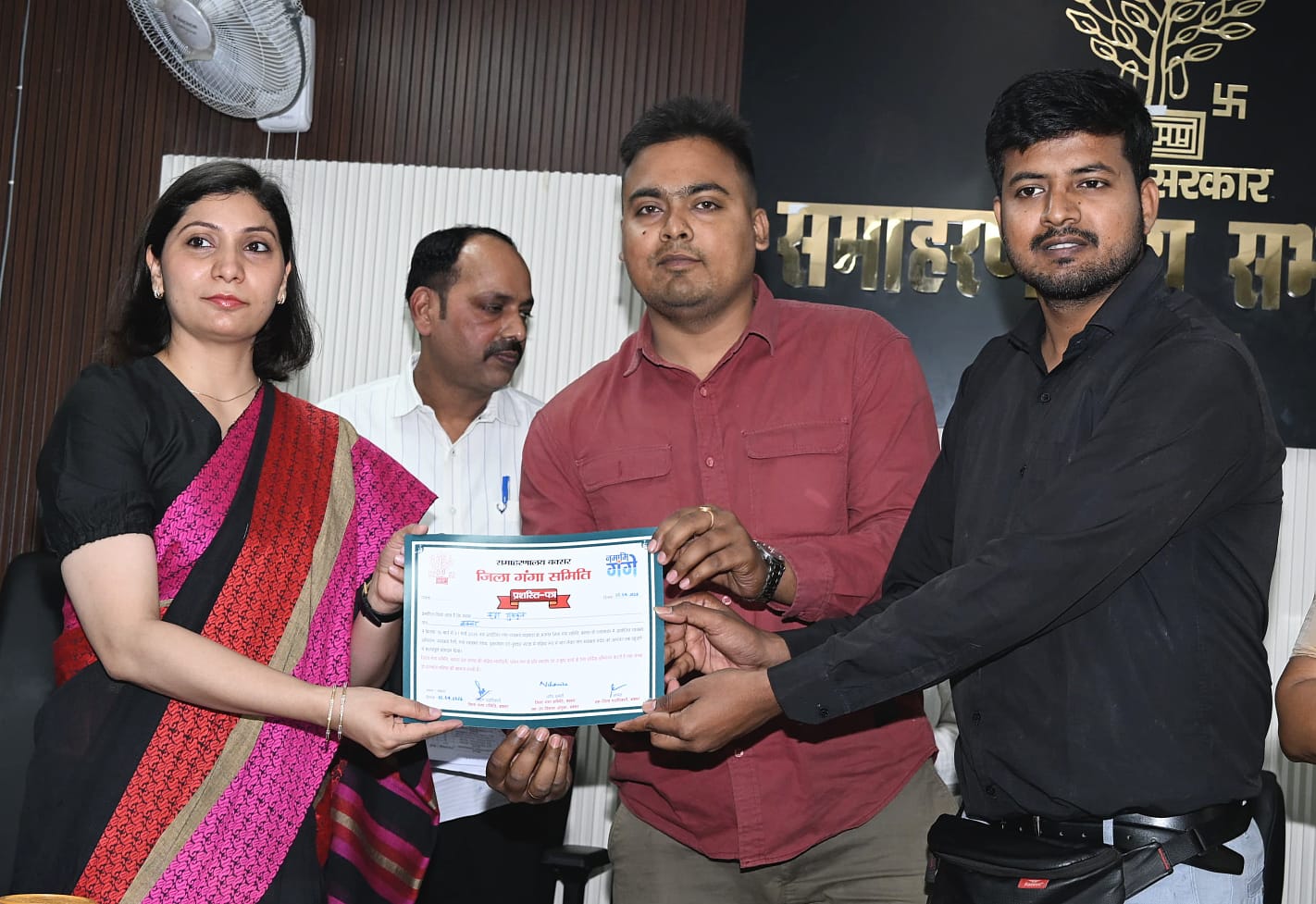 सम्मान समारोह में डीएम ने मैट्रिक-इंटर टापर्स व मैराथन विजेताओं को किया पुरस्कृतमेधावियों को मिली स्मार्ट वॉच और प्रशस्ति पत्र, गंगा स्वच्छता में जुटी संस्थाएं भी सम्मानित