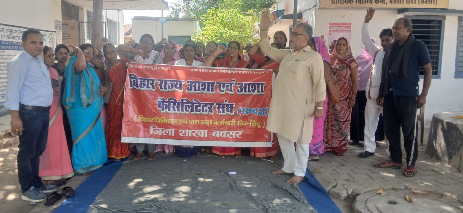 बकाया भुगतान नहीं होने से नाराज आशा कार्यकर्ताओं केंद्रीय बजट की प्रति जलाकर जताया विरोध