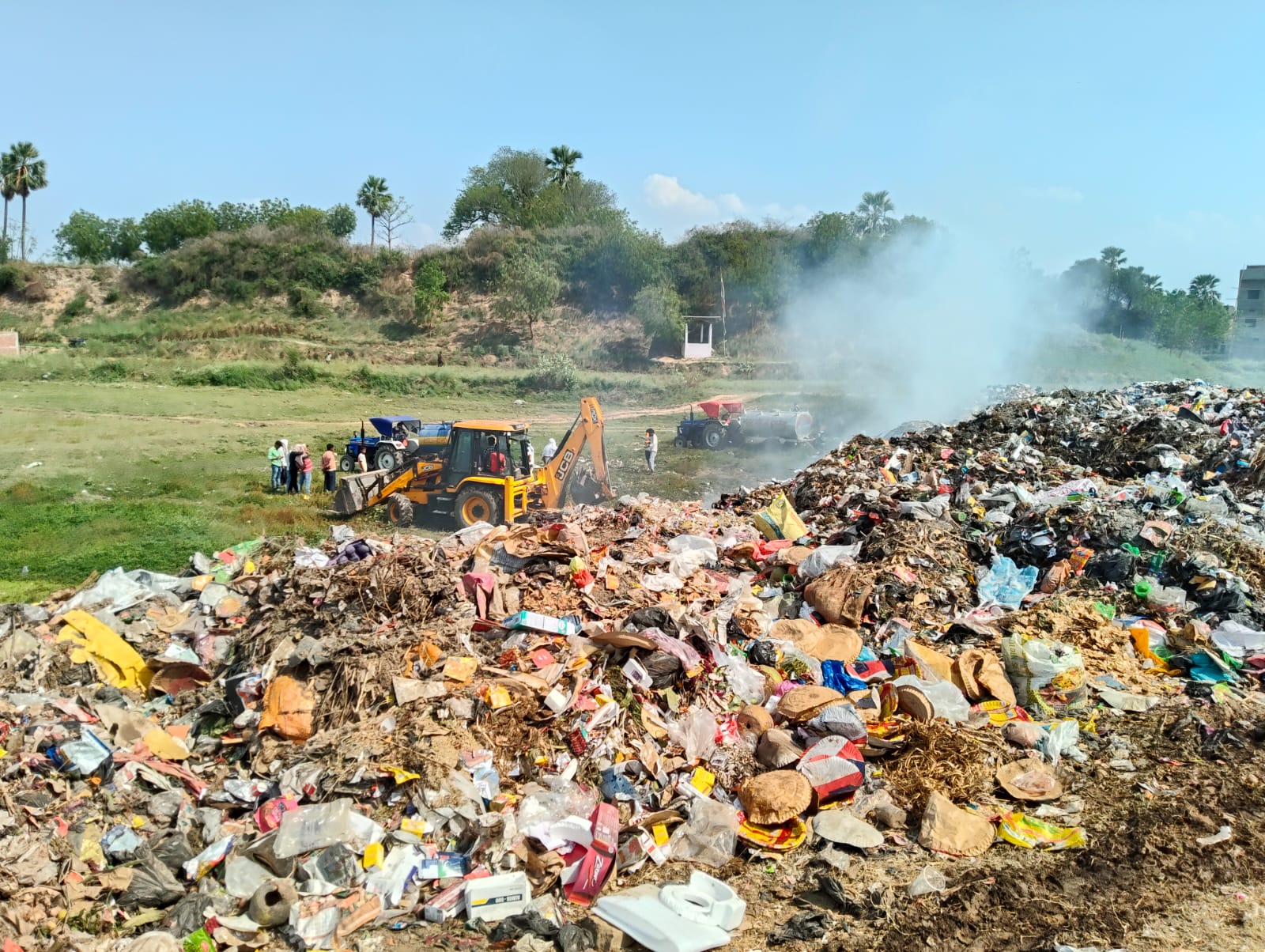 डुमरांव: काव नदी किनारे कूड़े के ढेर में लगी आग, किसानों की मेहनत पर मंडराया संकट! प्रशासन की लापरवाही से ग्रामीण आक्रोशित।