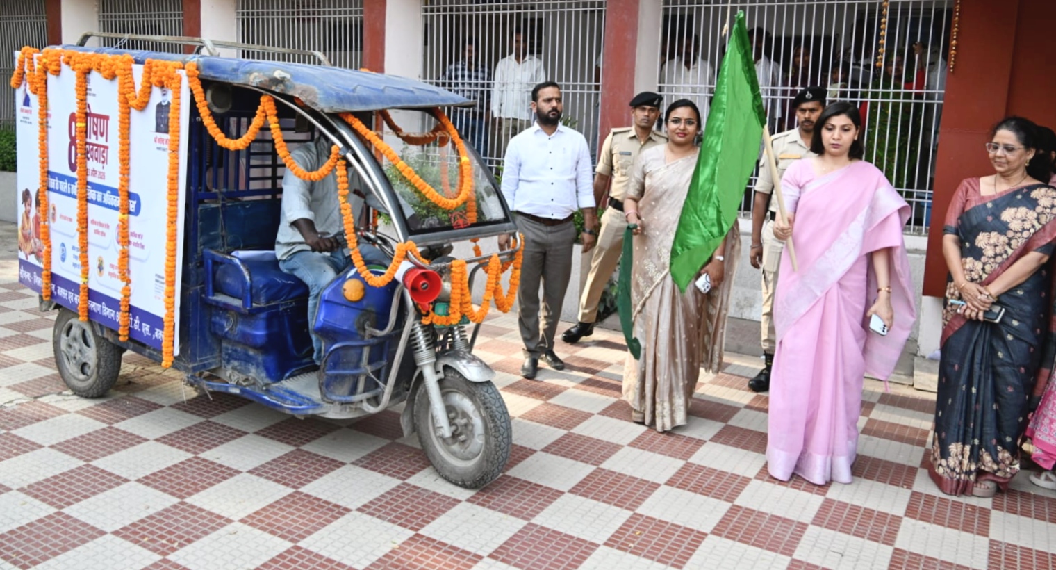बक्सर: डीएम ने पोषण रथ को दिखाई हरी झंडी, 23 अप्रैल तक चलेगा विशेष जागरूकता अभियान