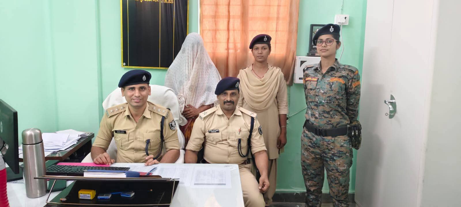 सरकारी योजना के नाम पर ठगी करने वाली शातिर महिला गिरफ्तारमहिलाओं को झांसा देकर खुलवाती थी फर्जी खाते, बाहरी राज्यों से मंगाया जाता था साइबर ठगी का पैसा