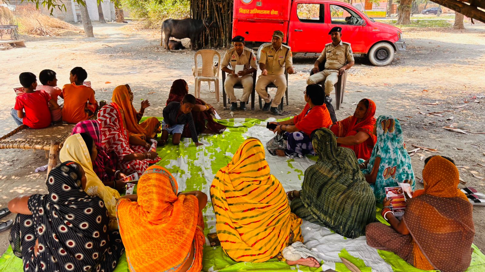 जीविका दीदियों और ग्रामीणों को मिला फायर फाइटिंग का प्रशिक्षण,मॉक ड्रिल के जरिए समझाए बचाव के गुर, आपात स्थिति के लिए 101 और 112 नंबर डायल करने की अपील