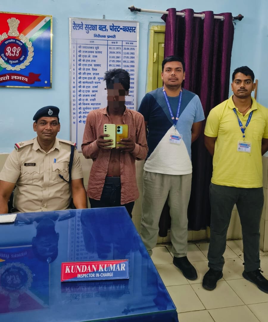 रेलवे स्टेशन पर संदिग्ध युवक गिरफ्तार, दो स्मार्टफोन बरामद,आरपीएफ के ऑपरेशन यात्री सुरक्षा अभियान के तहत कार्रवाई