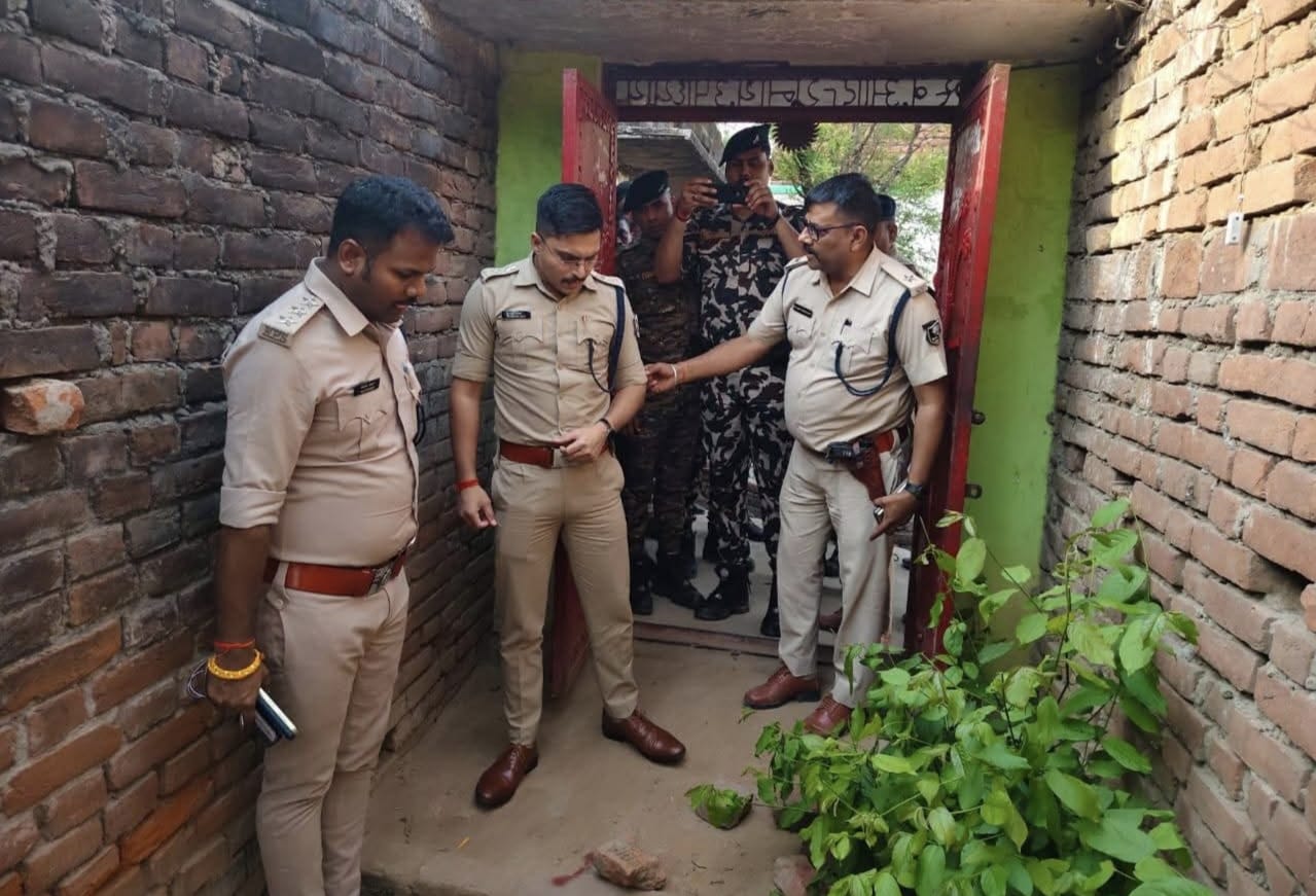 दरवाजा खोलते ही किशोरी को मारी गोली, मौके पर मौतदिनदहाड़े हत्या से गांव में दहशत, जांच में जुटी पुलिस