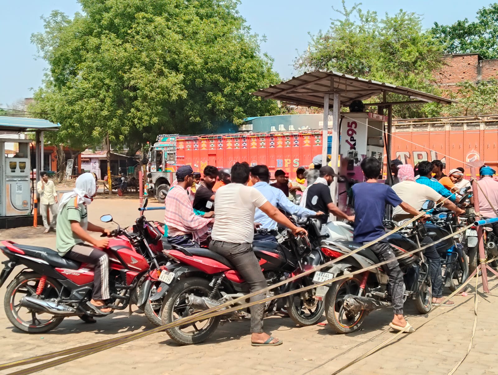 डुमरांव में तेल संकट की अफवाह से हाहाकार: तीसरे दिन भी पेट्रोल पंपों पर उमड़ी भारी भीड़, पुलिस की मौजूदगी में बंटा ईंधन