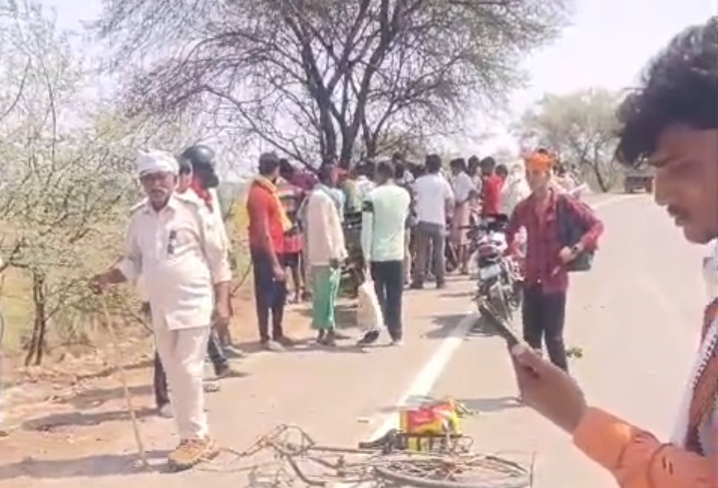 बक्सर में भीषण सड़क हादसा: अज्ञात वृद्ध की मौत, नवविवाहित जोड़े समेत तीन की हालत नाजुक, वाराणसी रेफर