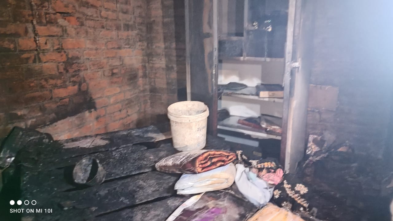 सिमरी में अगलगी का तांडव, तीन परिवारों के आशियाने हुए राख। पूजा के दीये से भड़की आग ने मचाई तबाही, विधायक और प्रशासन ने पहुंचाई मदद।