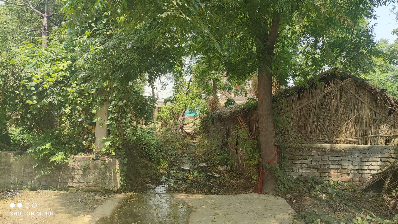 गर्जन पाठक के डेरा गांव स्थित मुख्य सड़क से आधी आबादी को जोड़ने वाली रास्ता अतिक्रमण कि शिकार