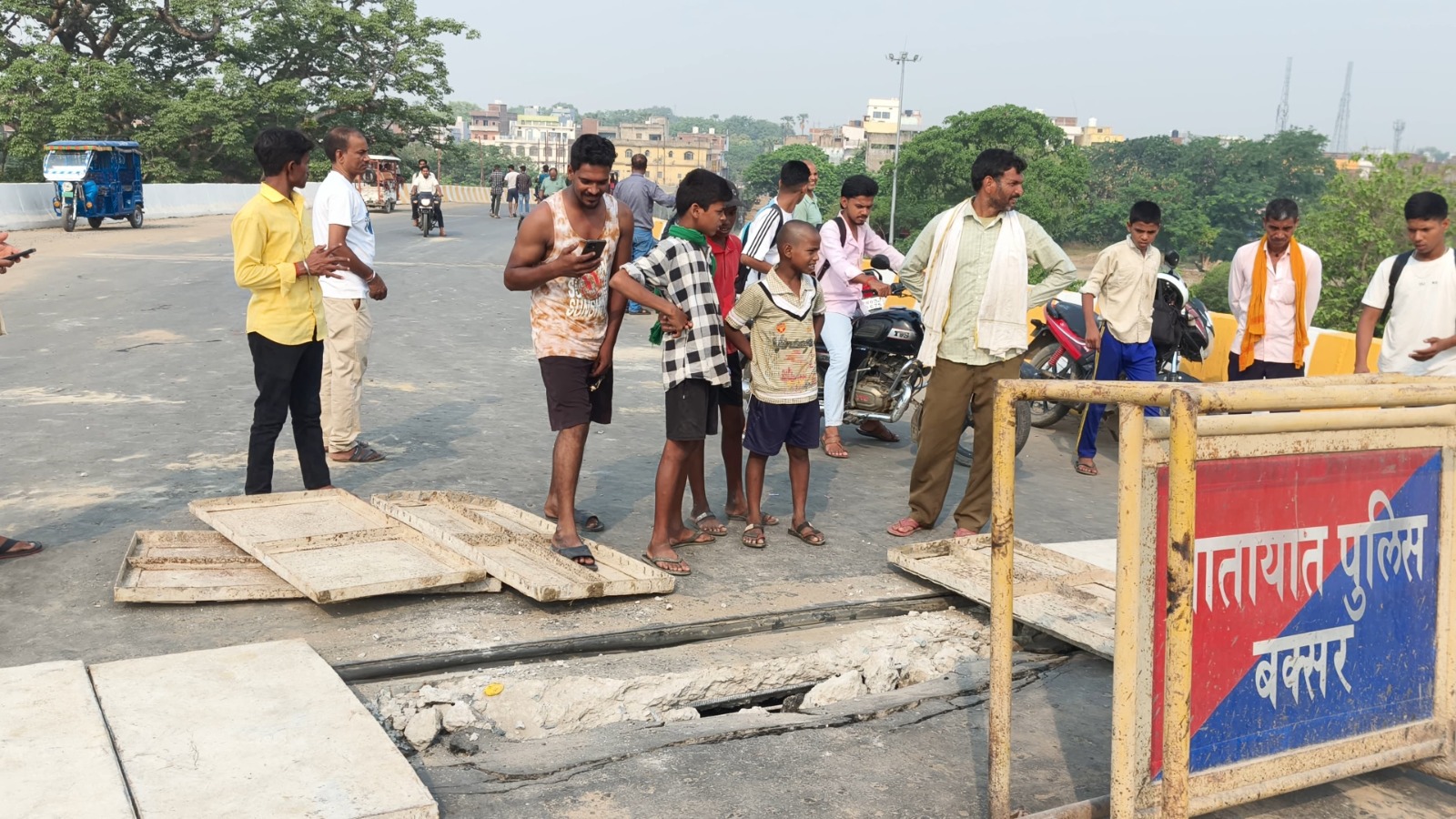 बक्सर में उद्घाटन से पहले ही भ्रष्टाचार की भेंट चढ़ा इटाढ़ी रेलवे ओवरब्रिज, एप्रोच रोड धंसने से खुली गुणवत्ता की पोल
