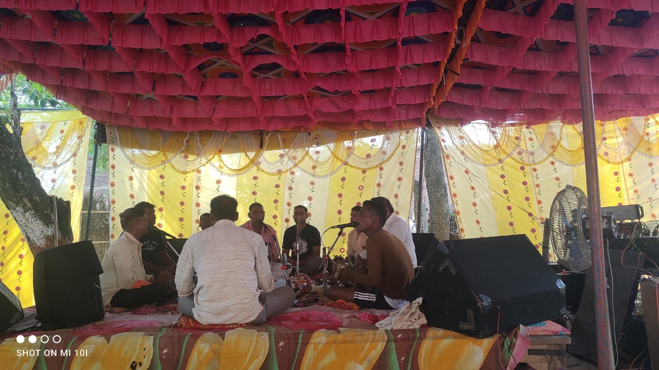 सिमरी: गर्जन पाठक के डेरा में भव्य हरिनाम संकीर्तन का आयोजन, उमड़े श्रद्धालु और कई दिग्गज नेता