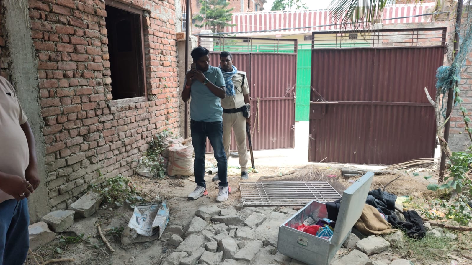 बक्सर में पुलिस गश्ती फेल: बेखौफ चोरों ने एक ही रात में रिटायर्ड दरोगा और पूर्व सैनिक के घर को बनाया निशाना, लाखों की चोरी