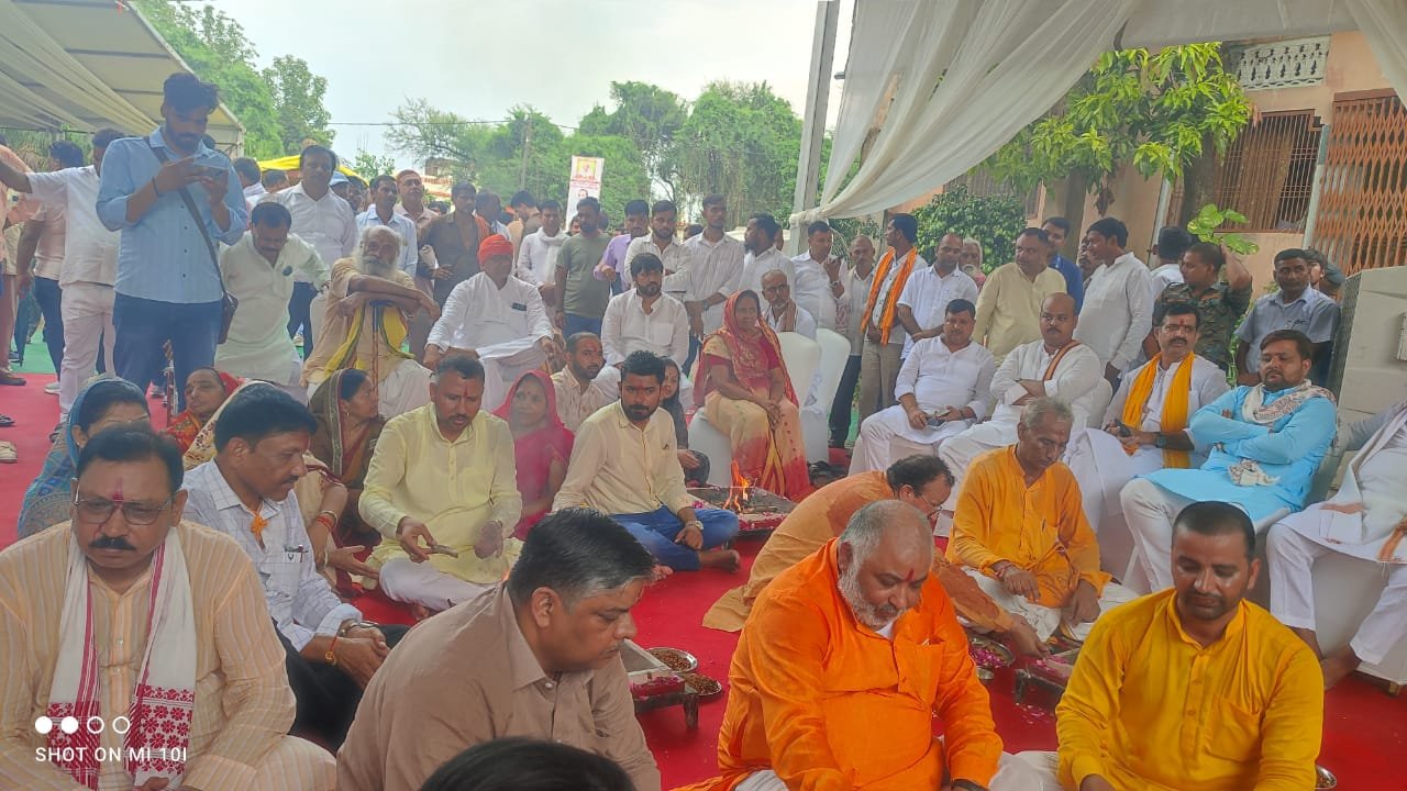 यूपी के परिवहन मंत्री दयाशंकर सिंह ने पिता की पुण्यतिथि पर दी बड़ी सौगात। स्कूल के विकास के लिए पैतृक जमीन दान करने की घोषणा की, शिक्षा मंत्री भी रहे मौजूद।