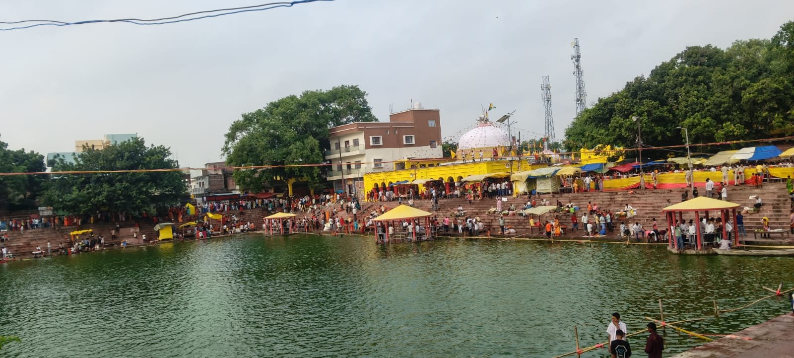 सावन के दूसरे सोमवार पर बक्सर के शिवालयों में गूँजे ‘हर-हर महादेव’ के जयकारे। बाबा ब्रह्मेश्वरनाथ मंदिर में सुरक्षा के बीच हज़ारों कांवरियों ने किया जलाभिषेक।