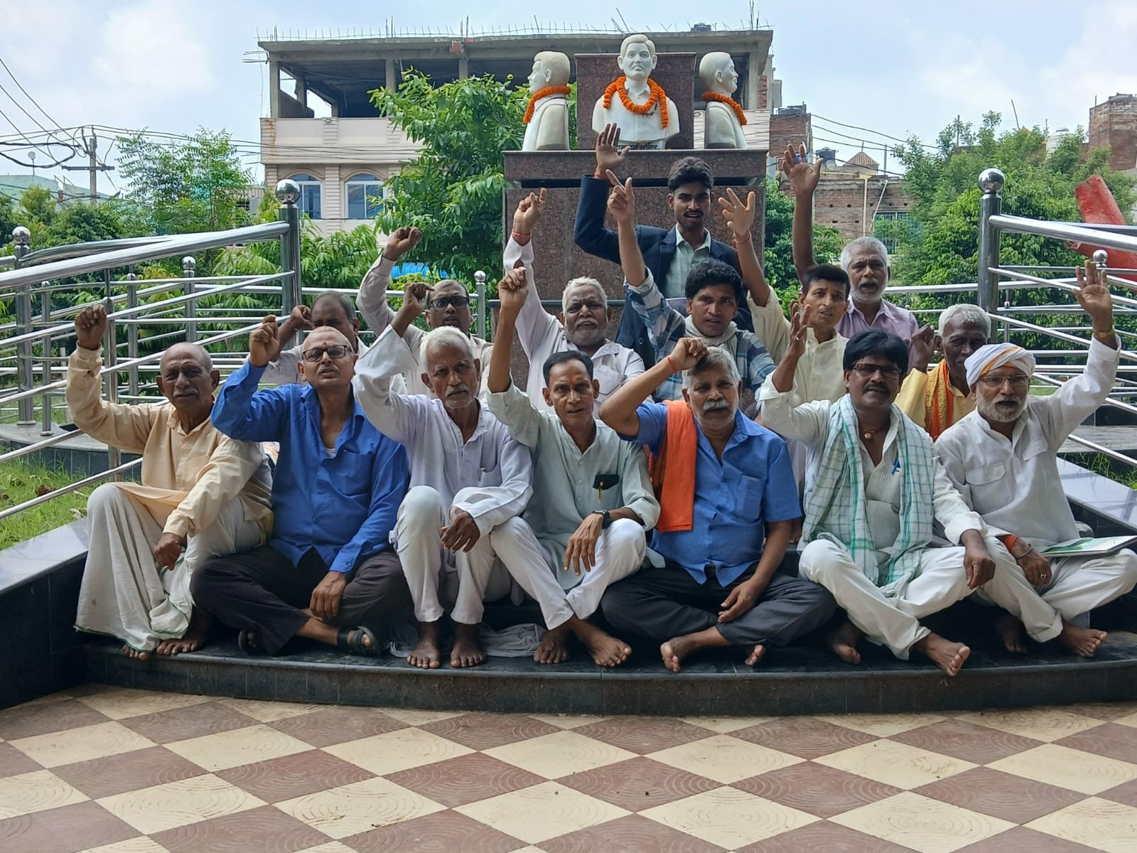 डुमरांव में अगस्त क्रांति दिवस पर याद किए गए 1942 के अमर बलिदानी। शहीद स्मारक समिति ने सरकार से शहीद स्तंभ निर्माण और आश्रितों को सुविधाएं देने की मांग की।