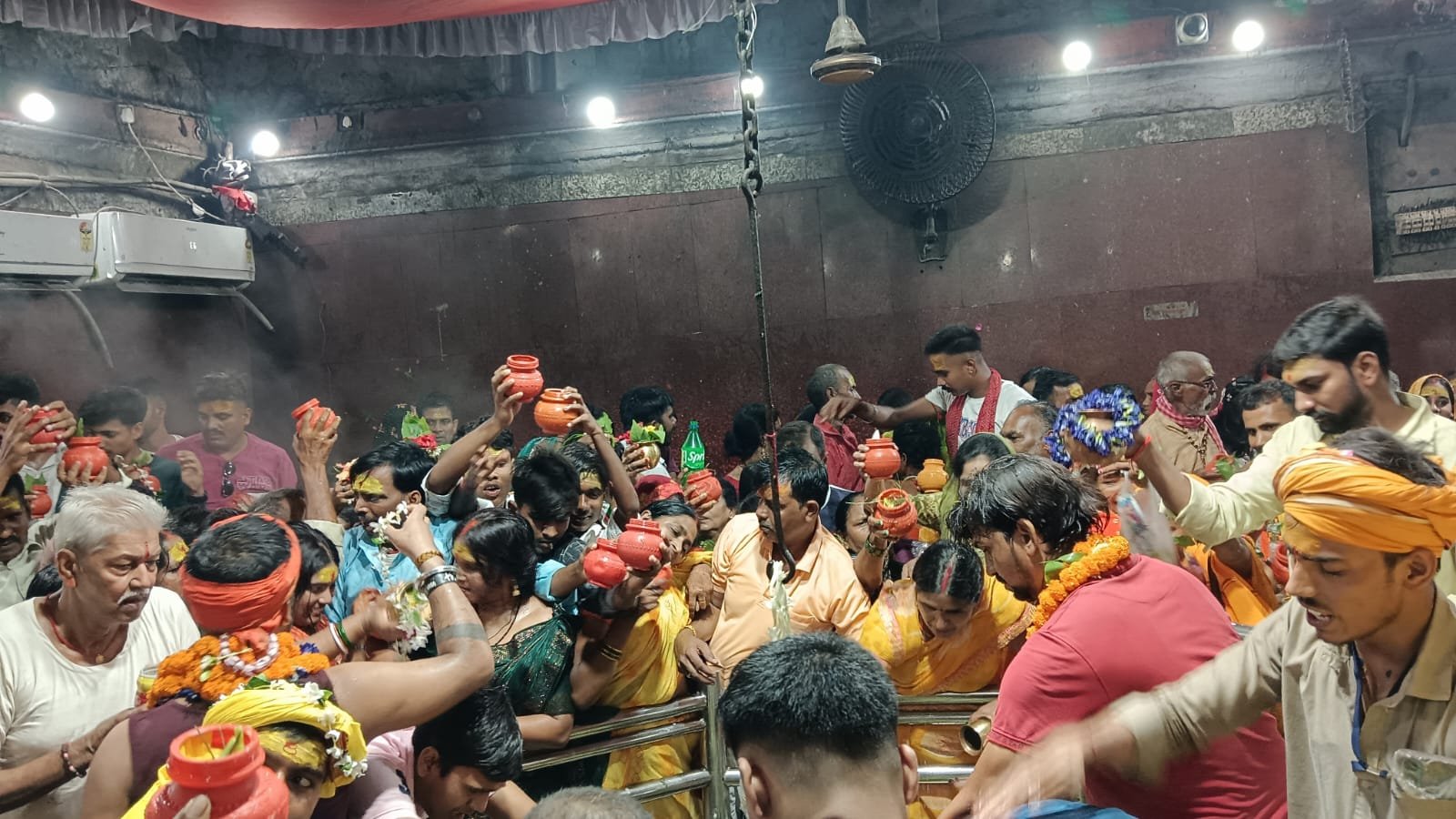 बक्सर के बाबा ब्रह्मेश्वरनाथ धाम समेत सभी प्रमुख शिवालयों में तीसरी सोमवारी पर शिवभक्तों की भारी भीड़ उमड़ी। चुस्त सुरक्षा व्यवस्था के बीच जलाभिषेक संपन्न।